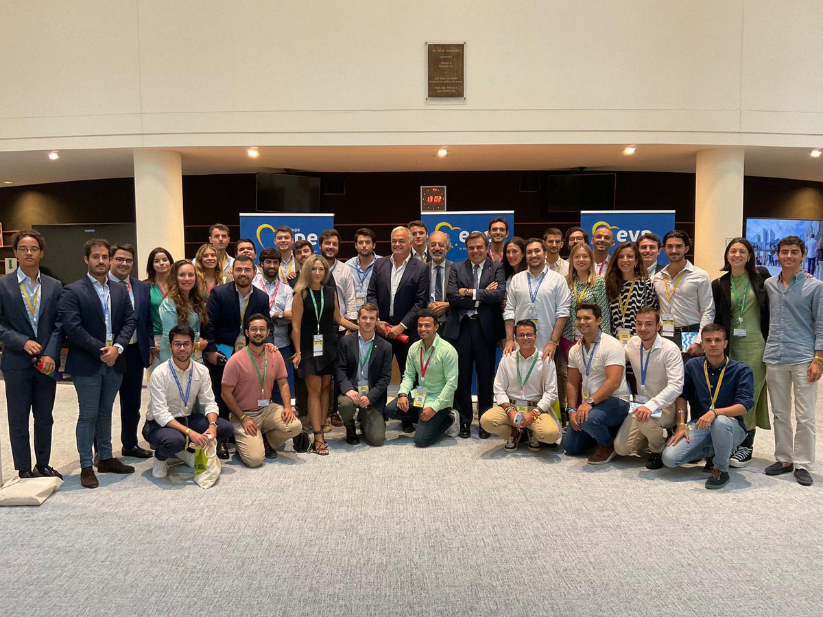 NNGG_Menorca's tweet photo. Es nostre company @crotgerroca va assistir a Brussel·les amb sa resta de sa delegació espanyola de @nngg_es per participar a sa #EPPYouthWeek2022 organitzada per @eppgroup. 

🇪🇺 Seguim construint una Europa unida que posi es joves a nes centre. https://t.co/5PhFsGLOug