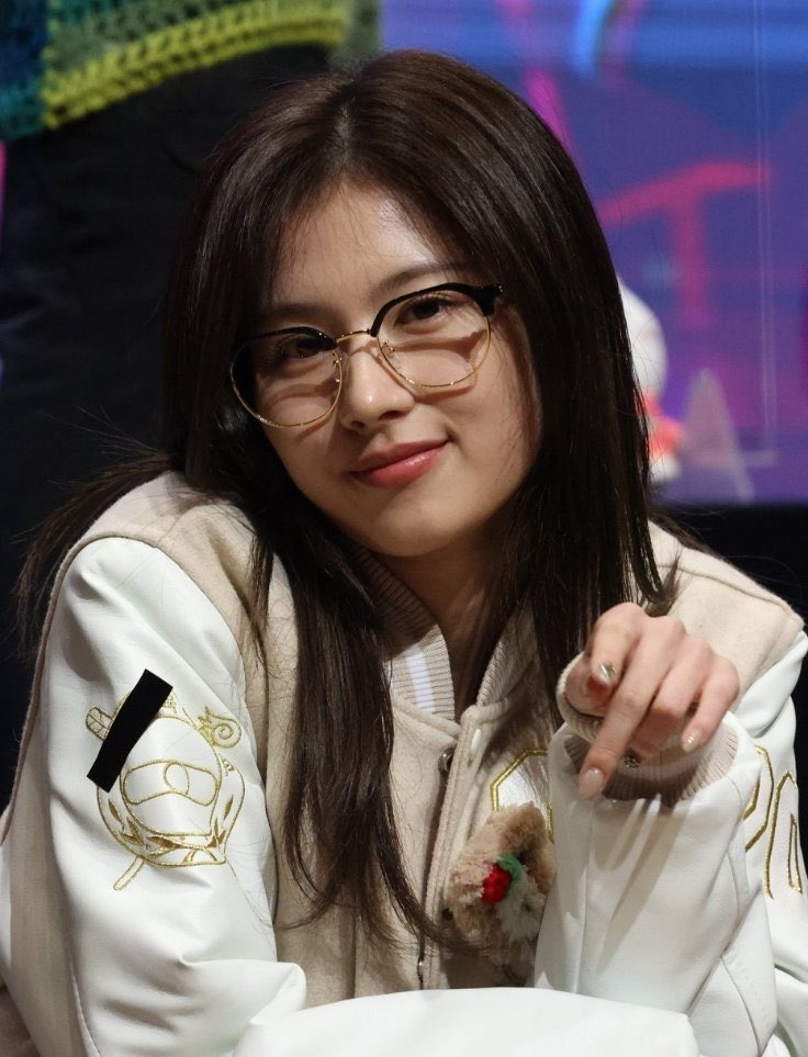 chibionceu's tweet photo. specs are my thing

#onceselcaday #OSD #SANA @JYPETWICE https://t.co/EJCI8ORNgF