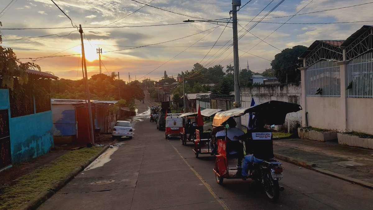HeroesRAlVapor's tweet photo. #FuerzaDeVictoria🇳🇮🔴⚫
Leales a Nuestros Héroes y Martires, en saludo a las Fiestas Patrias, Pobladores y Militancia Sandinista, realizan DIANA
por las calles de los Barrios del D 3.3 (UVE Héroes del  Repliegue al Vapor).
@checandangani
#Nicaragua https://t.co/i8iBaMrfnM