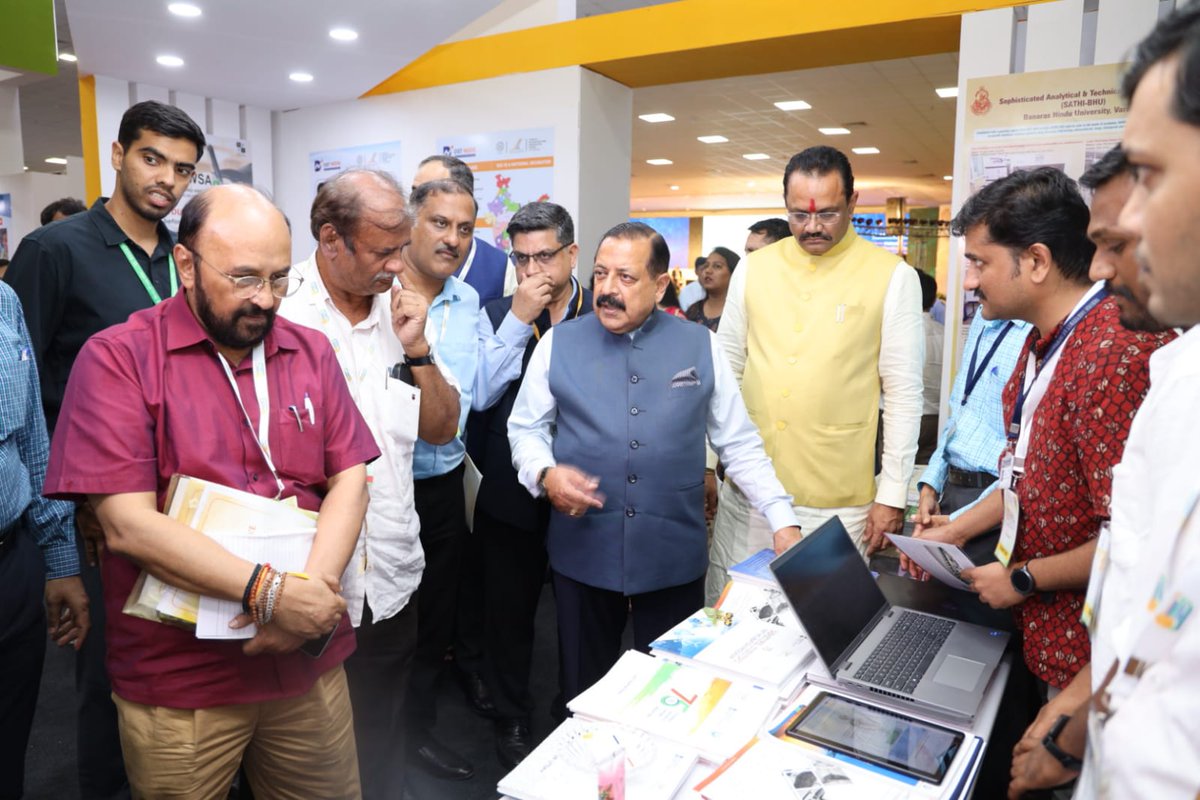 As a part of Centre-State Science Conclave <a href="/GujScienceCity/">Gujarat Science City</a> a #ScienceExpo was inaugurated by <a href="/DrJitendraSingh/">Dr Jitendra Singh</a> Hon'ble Union Minister of S&amp;T in presence of <a href="/jitu_vaghani/">Jitu Vaghani</a> Hon'ble Minister of S&amp;T Gujarat.

The Expo showcases emerging technologies by #startups for societal benefits.