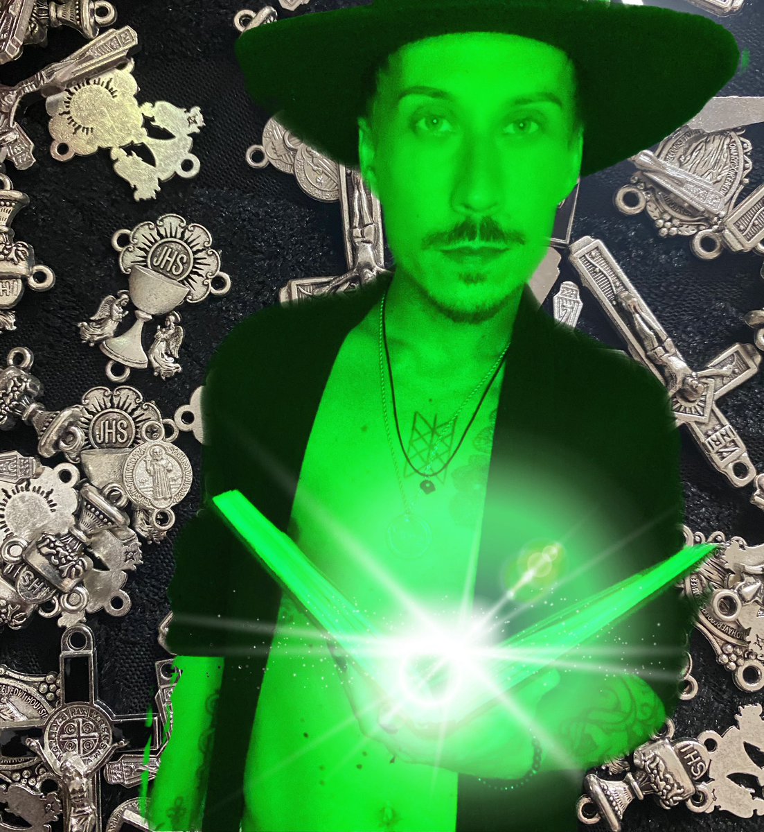 Poisonpath's tweet photo. I be the witch of the wood 🌳😂🐍
#wickedwitch #gaywitch #queerwitch #vampirewitch #poisoner #cobymichael #gayhalloween #gaygoth #spookygay #softgoth https://t.co/SiYh79EROg