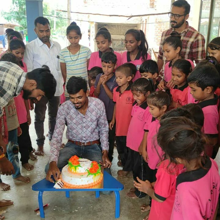 goodwilltrust21's tweet photo. આજ રોજ ગુડવિલ ચેરીટેબલ ટ્રસ્ટના પ્રમુખશ્રીના @vasim_goodwill જન્મદિવસની ઉજવણી તેમના દ્વારા ટ્રસ્ટ સાથે સંકળાયેલા અભ્યાસ વર્ગના બાળકો તથા સભ્યો સાથે કેક કાપી,તથા નાસ્તો વિતરણ કરી મનાવવામાં આવ્યો.
જેમાં બાળકો દ્વારા જે શુભેચ્છા કાર્ડ આપવા બદલ તેમનો આભાર માનવામાં આવ્યો https://t.co/zYWS6d6ZO0