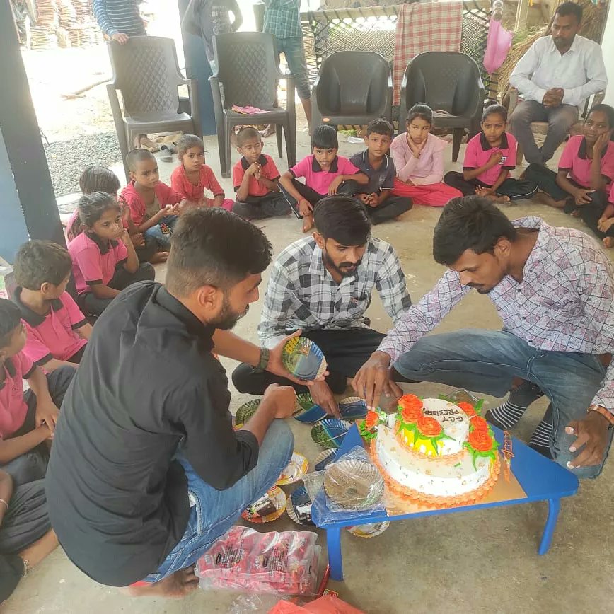 goodwilltrust21's tweet photo. આજ રોજ ગુડવિલ ચેરીટેબલ ટ્રસ્ટના પ્રમુખશ્રીના @vasim_goodwill જન્મદિવસની ઉજવણી તેમના દ્વારા ટ્રસ્ટ સાથે સંકળાયેલા અભ્યાસ વર્ગના બાળકો તથા સભ્યો સાથે કેક કાપી,તથા નાસ્તો વિતરણ કરી મનાવવામાં આવ્યો.
જેમાં બાળકો દ્વારા જે શુભેચ્છા કાર્ડ આપવા બદલ તેમનો આભાર માનવામાં આવ્યો https://t.co/zYWS6d6ZO0