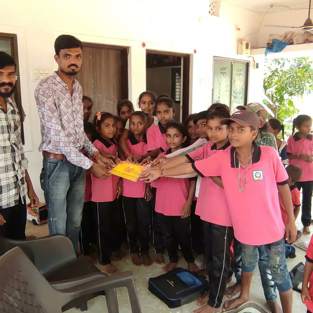 goodwilltrust21's tweet photo. આજ રોજ ગુડવિલ ચેરીટેબલ ટ્રસ્ટના પ્રમુખશ્રીના @vasim_goodwill જન્મદિવસની ઉજવણી તેમના દ્વારા ટ્રસ્ટ સાથે સંકળાયેલા અભ્યાસ વર્ગના બાળકો તથા સભ્યો સાથે કેક કાપી,તથા નાસ્તો વિતરણ કરી મનાવવામાં આવ્યો.
જેમાં બાળકો દ્વારા જે શુભેચ્છા કાર્ડ આપવા બદલ તેમનો આભાર માનવામાં આવ્યો https://t.co/zYWS6d6ZO0