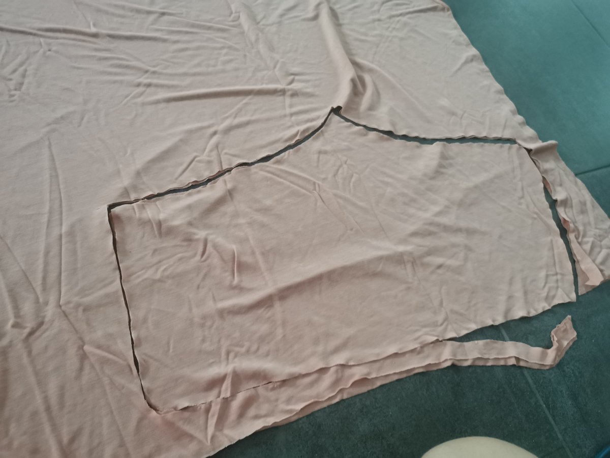 Projet en cours ➖
Hmm... Du tissu rose, mais qui ça peut bien être ?