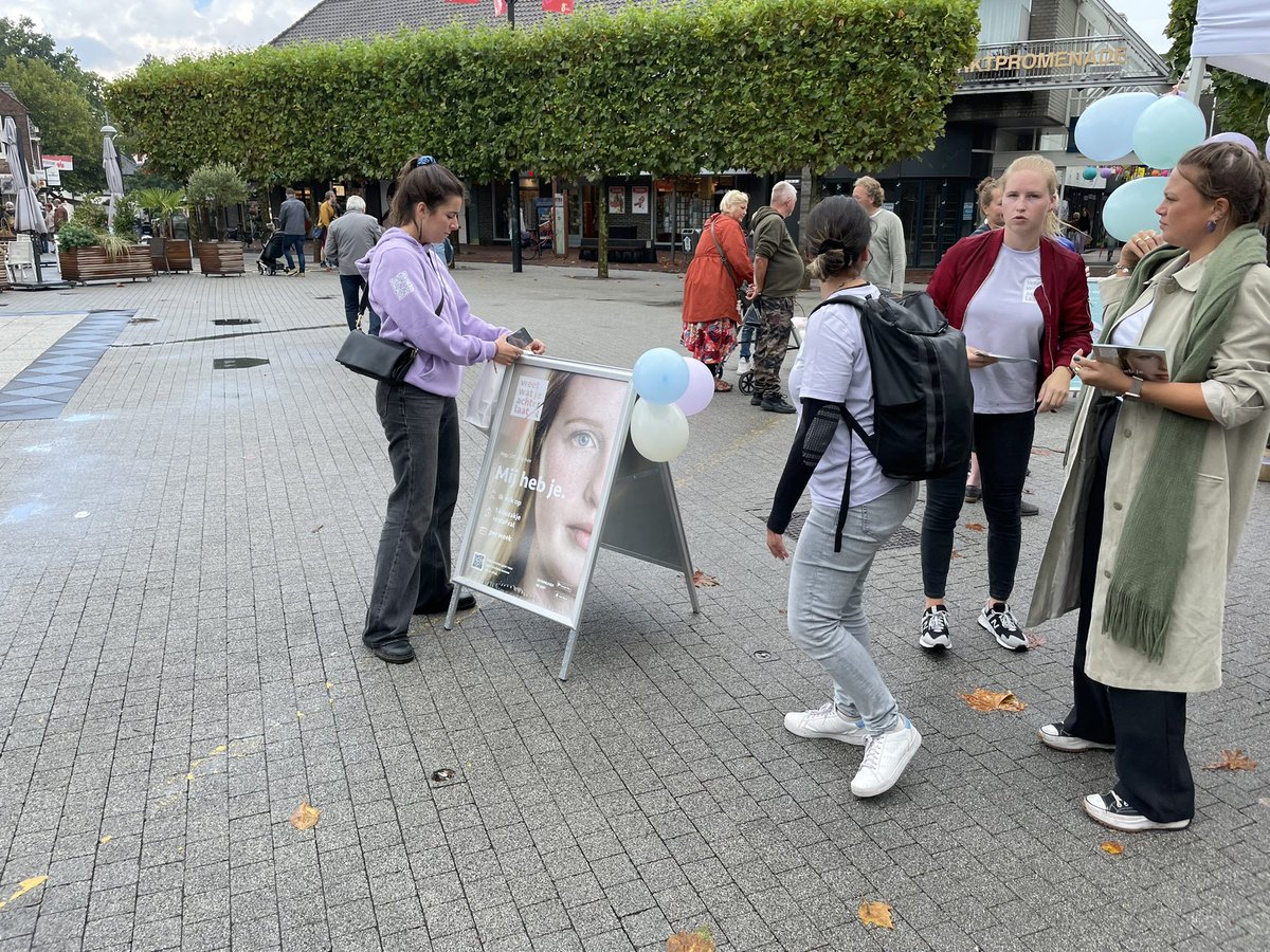 Weer of geen weer, de kick off van “weet wat je achter laat.nl” is van start. Ondanks het buitje toch gestage afname van het welkomscadeau