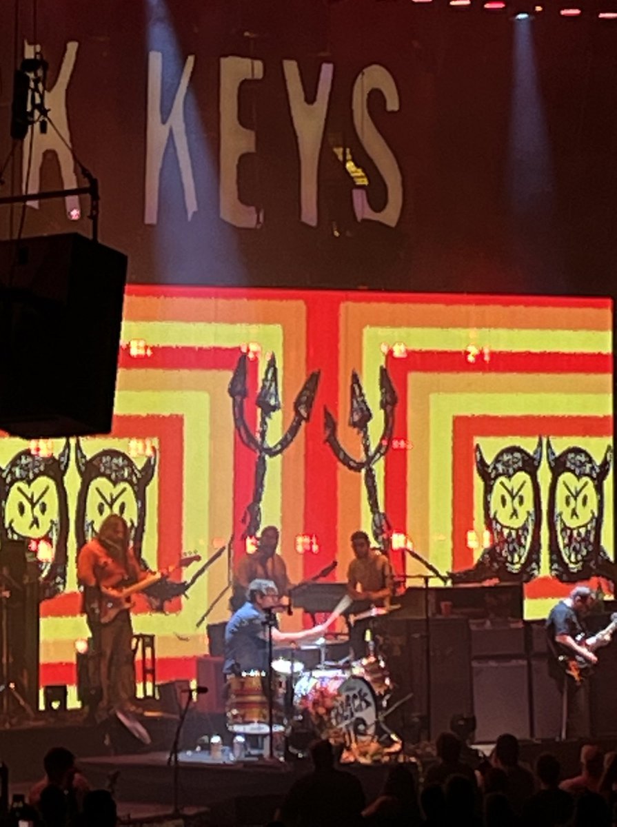 dozenmonkeyz's tweet photo. @theblackkeys @KateIMontgomery Thanks for a devilish good show last night https://t.co/2MQrO1JDe5