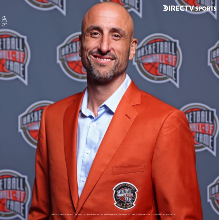 DSports's tweet photo. Emanuel David Ginóbili, listo para una jornada histórica. 

¡Disfrutá su ingreso al Salón de la Fama en DIRECTV Sports y @DIRECTVGO! 
 
20:00 🇦🇷🇺🇾 | 19:00 🇨🇱 | 18:00 🇪🇨🇨🇴

🎙️@JPVarsky https://t.co/bTjo5zktgh