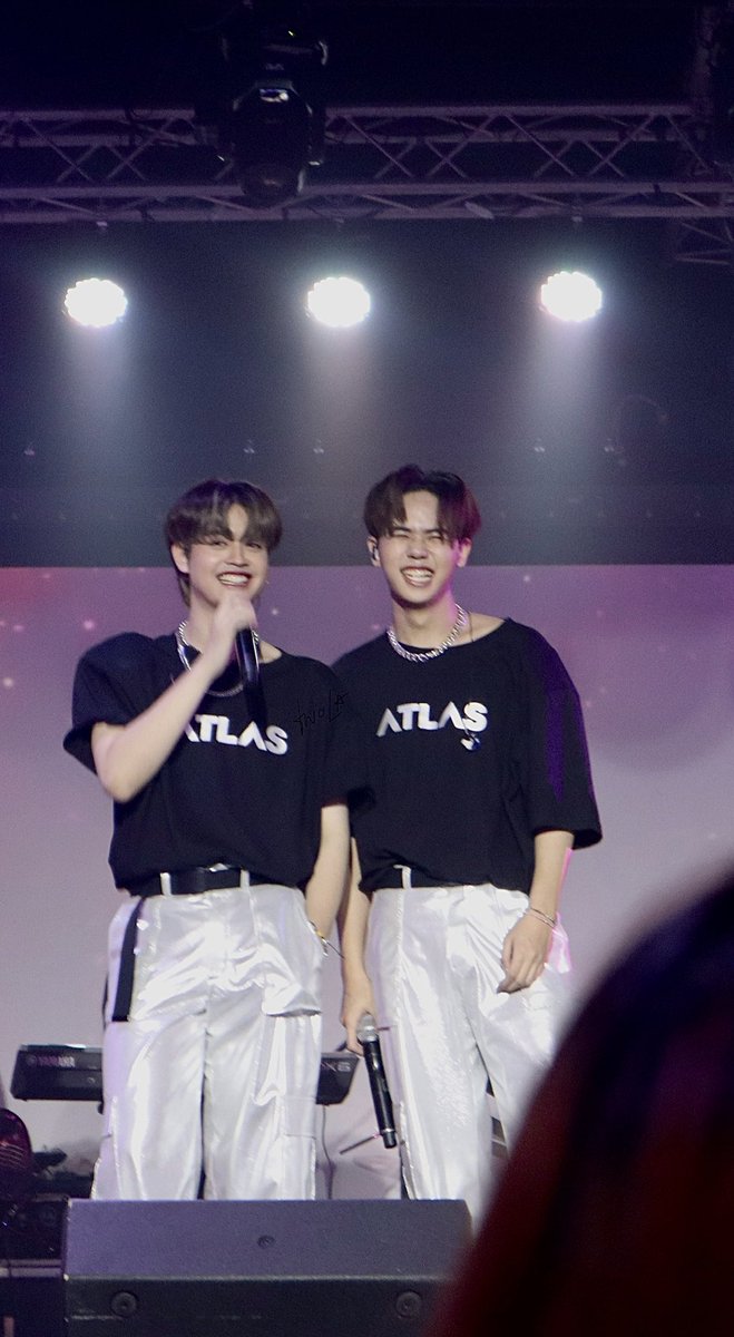 nicetwonightn's tweet photo. ปีสองปีสี่มานยิ้มแฉ่งงงงง 

#NiceATLAS #MuonATLAS https://t.co/pG8Ss94Tuo