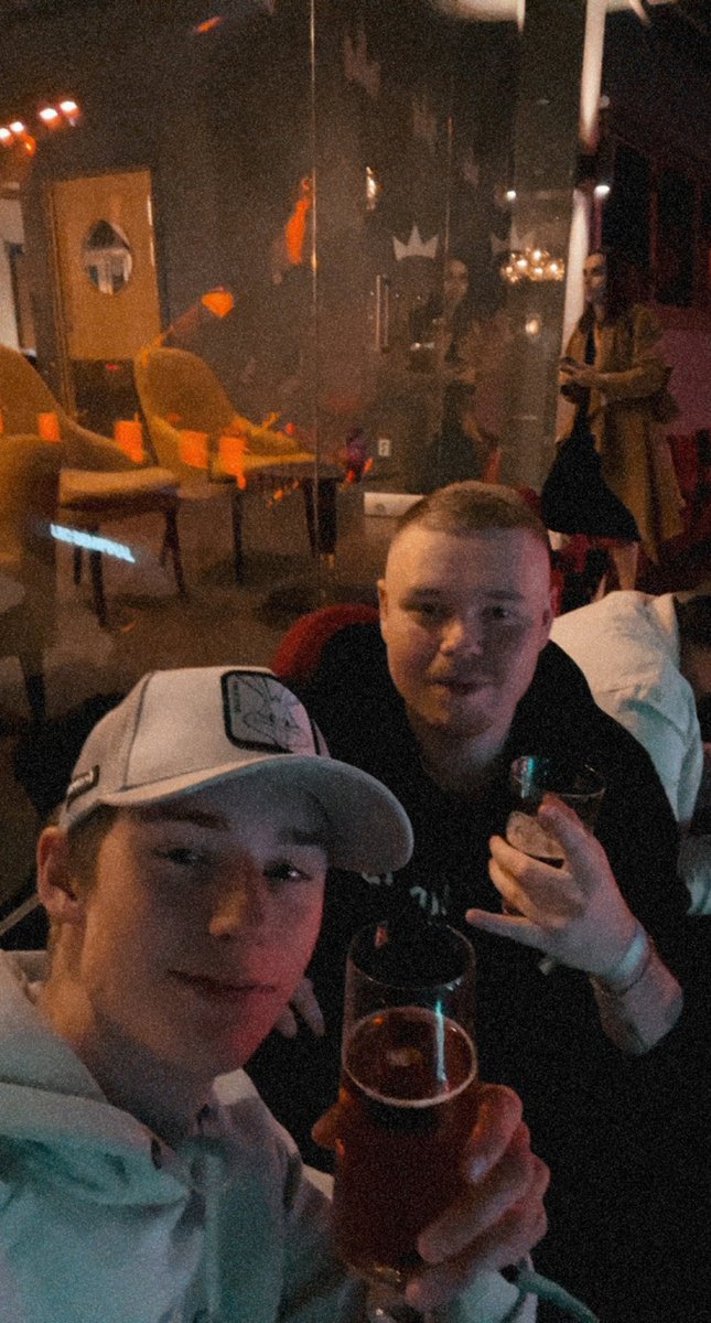 whipparn's tweet photo. Jag och KingeeN dricker öl 6.0! #uthängd #LEC  @1KingeeN https://t.co/i1PgWtbSFi