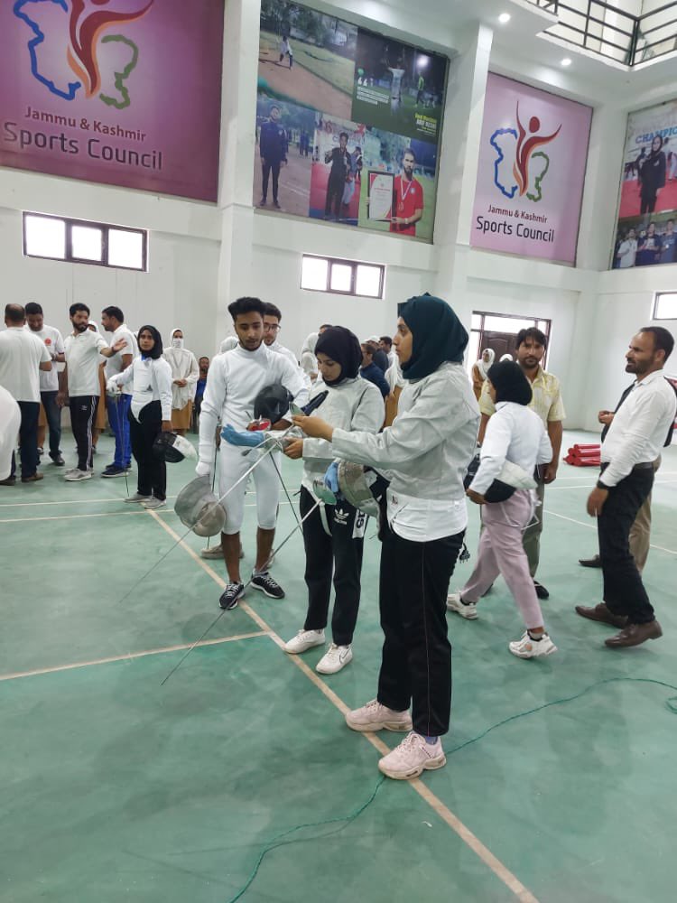 nuzhatjehangir's tweet photo. Today is world fencing day ,first time Fencing introduced  in Pulwama rajpora indoor stadium ,South Kashmir in which more than 350 Boys and girls are taking part in this introductory  coaching camp https://t.co/ArkvYSYAwU