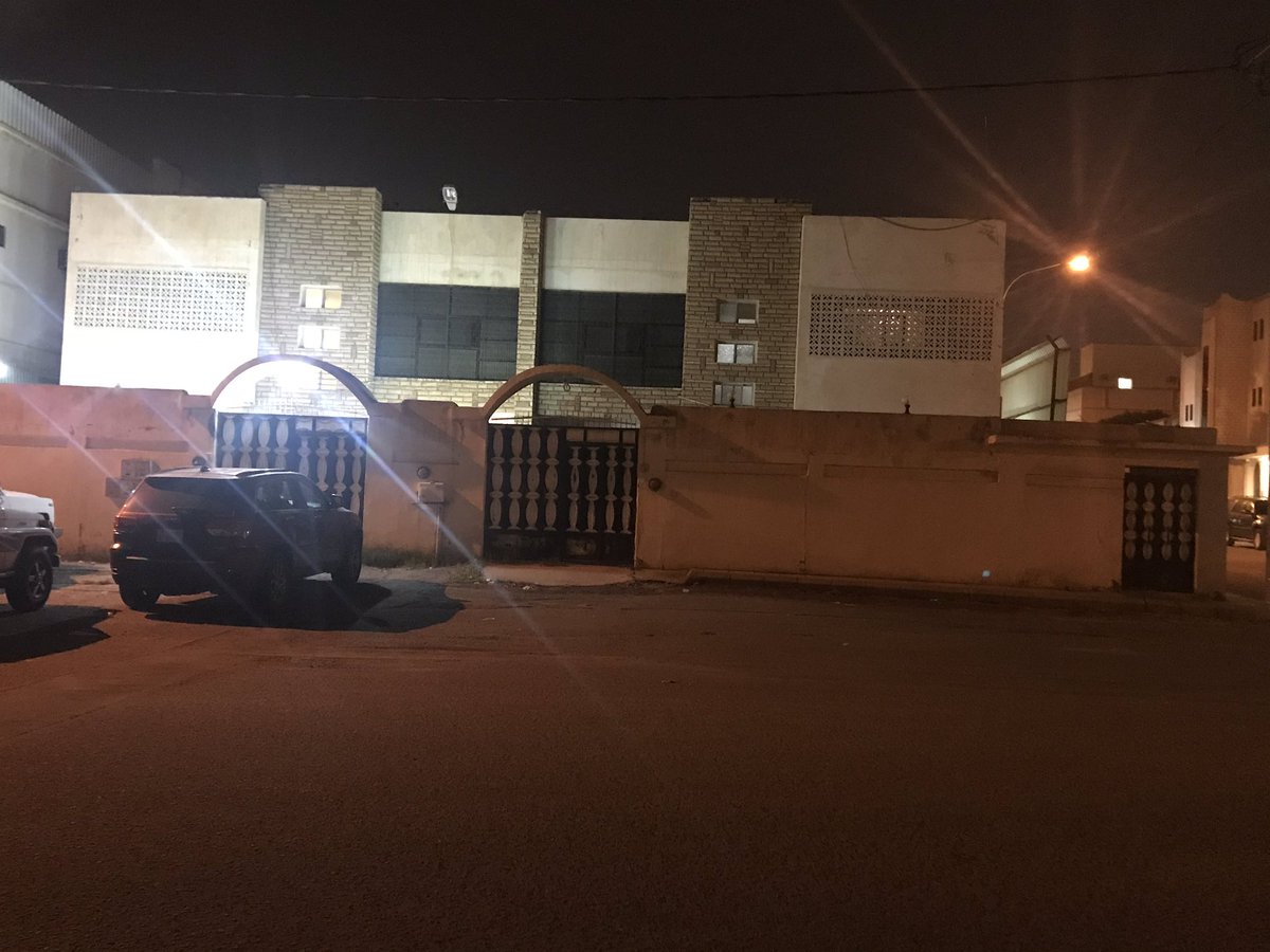 Abdallh131's tweet photo. طراز عمارة الحداثة فيلتين متلاصقتين تم بناؤهما في سبعينيات القرن الماضي في حي الضباط سابقاً ( ام سرار ) بخميس مشيط .
جوده واتقان وجمال لاتزال صامده بالرغم من مرور عدة عقود طويله من الزمن . https://t.co/Vr596hoRbq