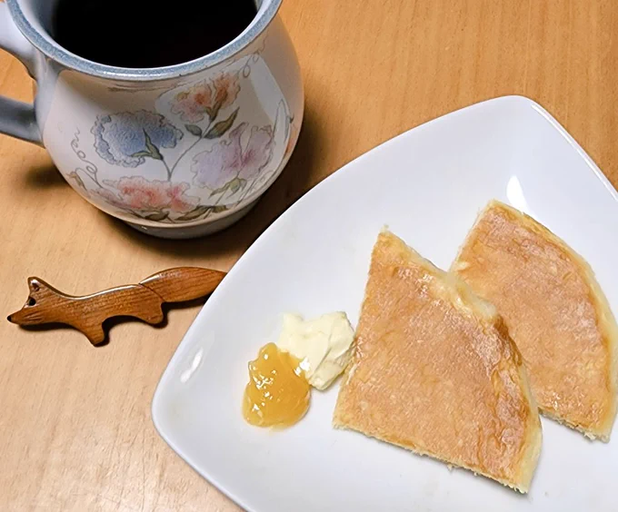 おめでとうございますウェルシュケーキとローズペトルの紅茶でひっそりお祝いまだ読み始めたばかりなので、これからもずっと書籍化が続きますように…#ディノ生誕祭#あわいの民エアお茶会#祝くすまも6周年 