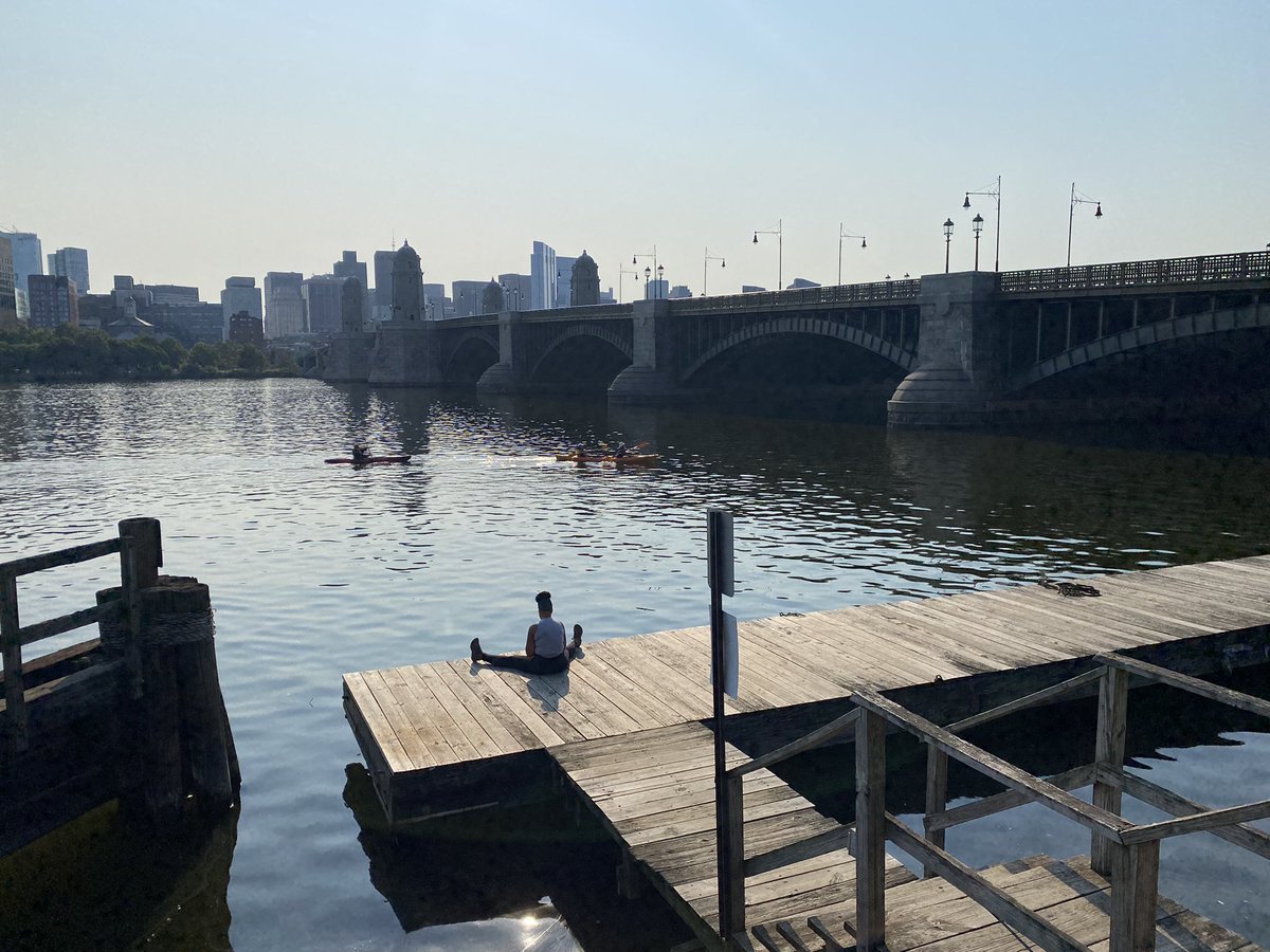 Baakha77's tweet photo. Morning runs are fun at Memorial Drive! #cambridgema #charlesriver #boston https://t.co/VVKZQKkwjb