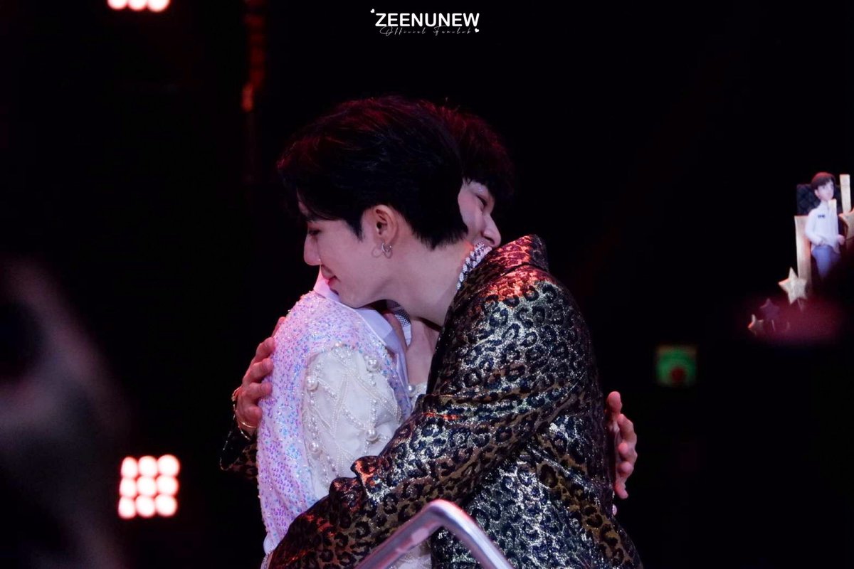 AfternoonZeeNew's tweet photo. เป็นกำลังใจให้กันไปเรื่อยๆจนแก่เลยนะ 🥹

 #ZeeMeShowConCert #ZeeNuNew https://t.co/GlZGOISW2F