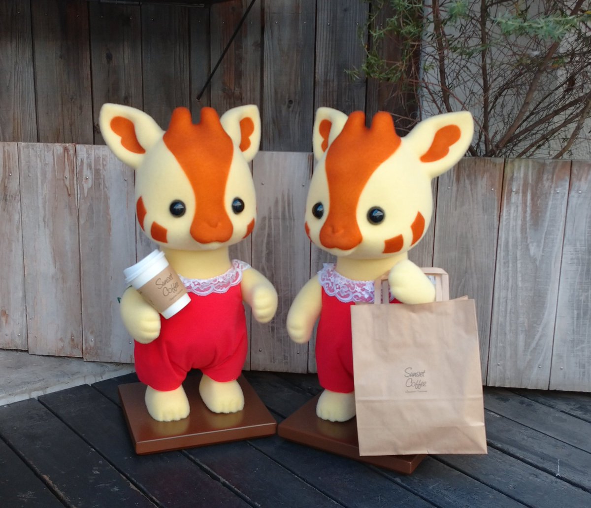 zQ7aKtlcpiTNfnd's tweet photo. #SunsetCoffee さんでちょっと休憩☕🦒🦒💕
びばこもいるよ~😲
🐻💕
#シルバニアファミリーポップアップパークinjiyugaoka
#シルバニアファミリー https://t.co/w206oXjGpx