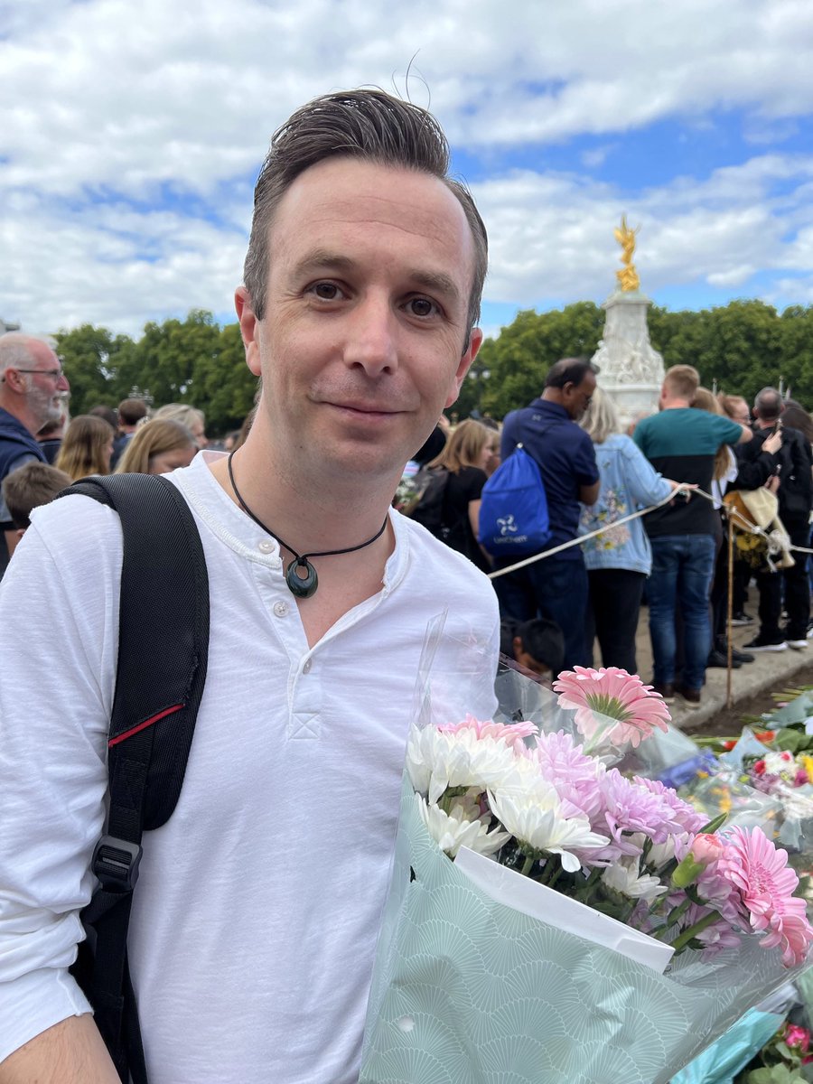 Frankie Rogers is in London to pay his respects to the Queen and to lay these beautiful flowers at Buckingham Palace and deliver cards of condolence. 💔
