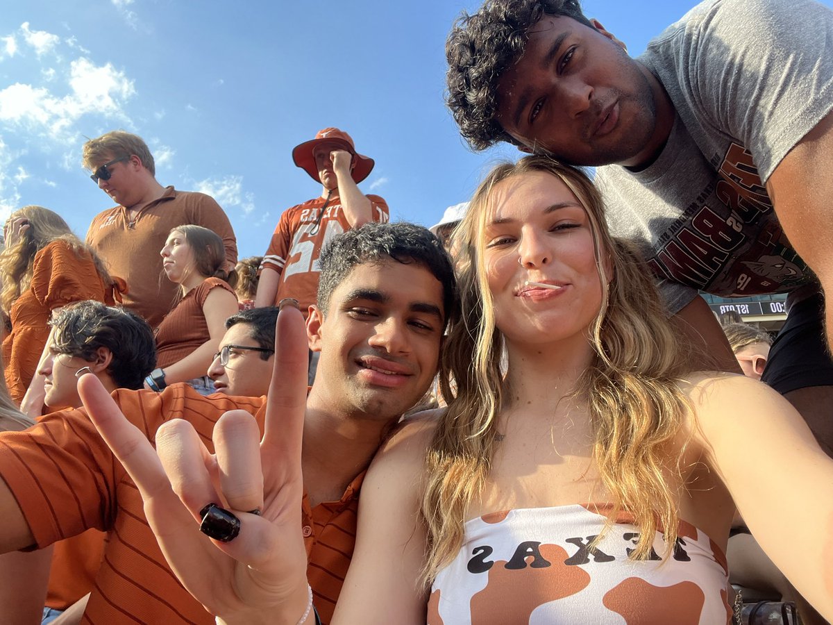 nicolerenee0922's tweet photo. #hookem #txfootball 2:30 alarm was worth it (?) LETS GO https://t.co/FCEaQLvUGK
