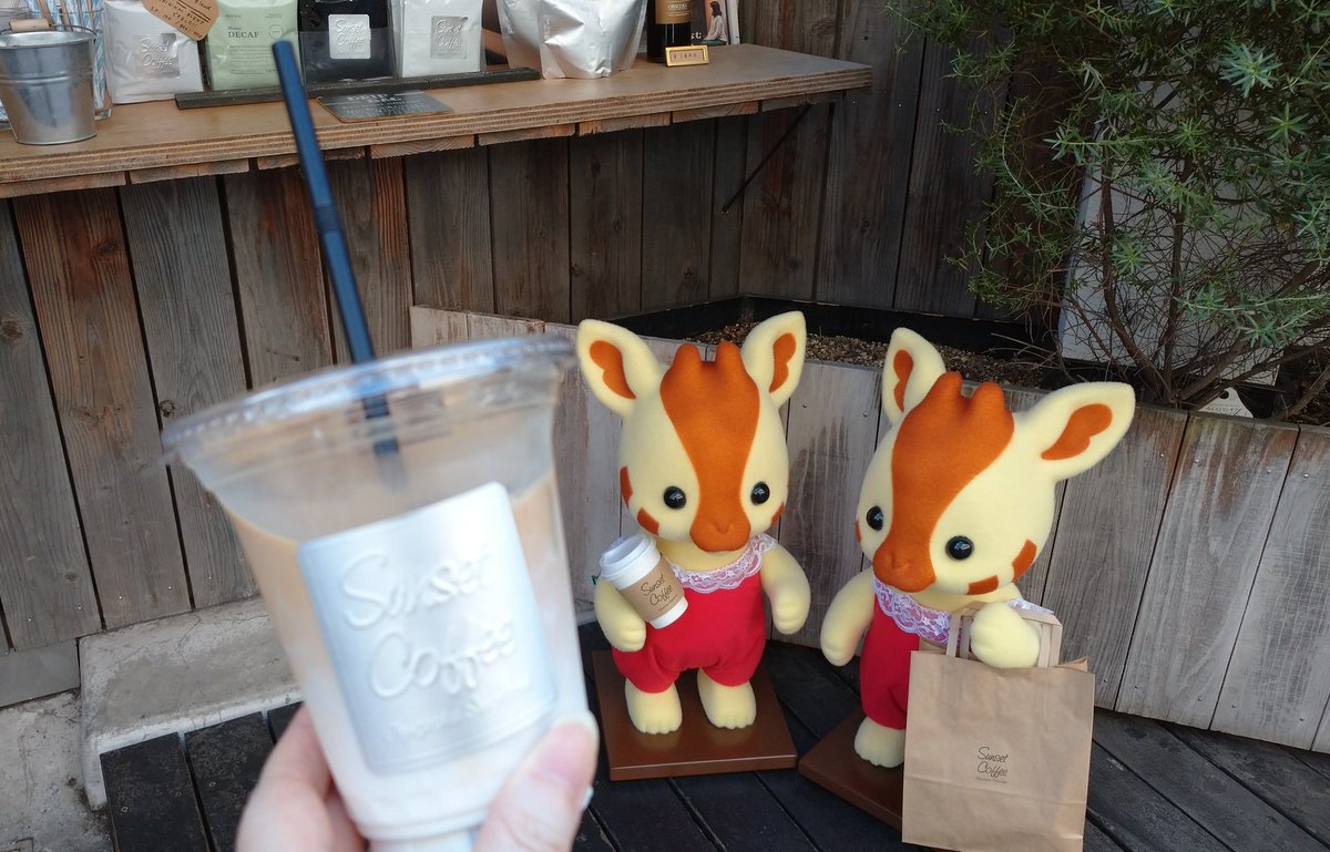 zQ7aKtlcpiTNfnd's tweet photo. #SunsetCoffee さんでちょっと休憩☕🦒🦒💕
びばこもいるよ~😲
🐻💕
#シルバニアファミリーポップアップパークinjiyugaoka
#シルバニアファミリー https://t.co/w206oXjGpx