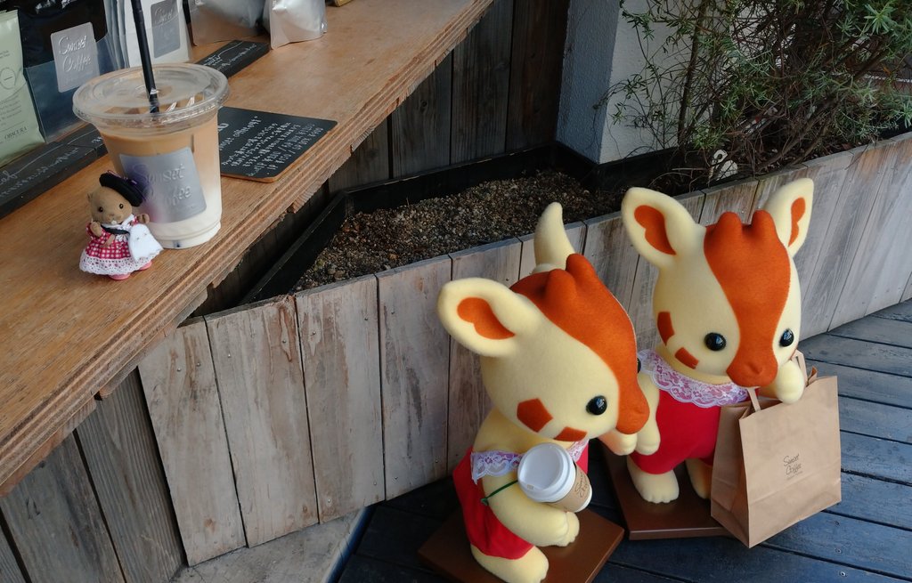 zQ7aKtlcpiTNfnd's tweet photo. #SunsetCoffee さんでちょっと休憩☕🦒🦒💕
びばこもいるよ~😲
🐻💕
#シルバニアファミリーポップアップパークinjiyugaoka
#シルバニアファミリー https://t.co/w206oXjGpx
