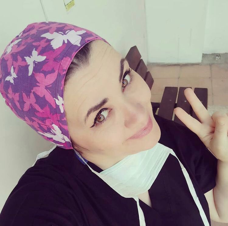 sesgenelmerkezi's tweet photo. Gece nöbetinde kalp krizi geçirerek 
hayatını kaybeden Ordu Eğitim ve Araştırma Hastanesi acil servis hemşiresi Yasemin Çelebi’nin ailesine, sevenlerine başsağlığı ve sabır diliyoruz. https://t.co/GYg3YB8Mai