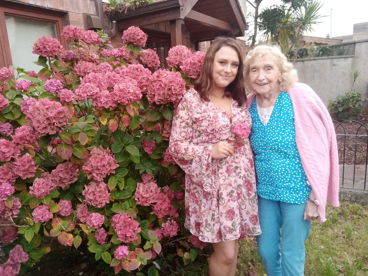 Leannejoyss's tweet photo. On Thursday I graduated from my Masters in Social Work @ UCD and I can honestly say it is a day I will not forget! 👩🎓🥰 As well as that, having the opportunity to celebrate this achievement with my nearest and dearest, made it extra special! #graduation2022
#Socialworkgraduate https://t.co/yAUTFBNHLQ