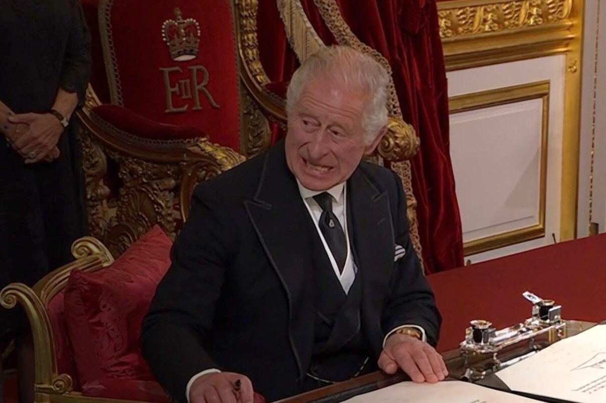 The flashes of anger this morning from this arrogant, entitled man were fascinating to see. Really not a terribly "gracious king".

#AbolishTheMonarchy #NotMyKing