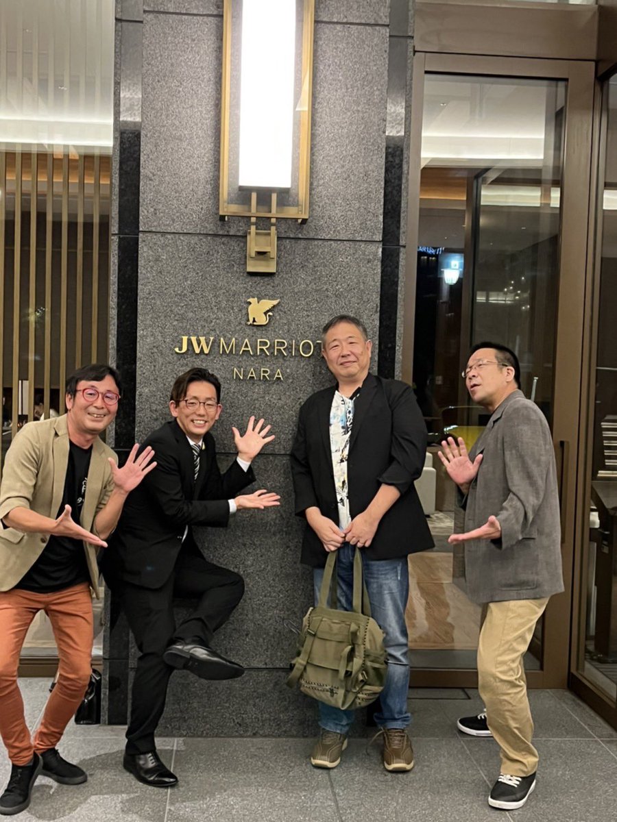 hajime_kantoku's tweet photo. つづき。

で！
なんとJWマリオットホテル奈良が「霞晴レル」に協力いただけることになりました！！
これは事件ですよ！
マリオットの部長に引き合わせてくれた友人達に感謝です。
ちなみに、僕の横で片足上げてポーズして下さっている方がマリオットの部長（笑） https://t.co/PmYi3rMw2r