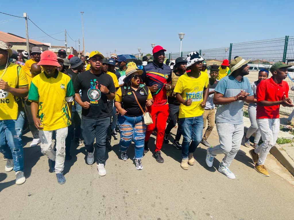 SbokaZungu's tweet photo. Former President of the ANCYL @mgigaba joined the @AEkurhuleni in the 78th Anniversary Celebration. The program started at the memorial where former YL and MK combatants lay. #ANCYL78 https://t.co/XPwhKGHyHA