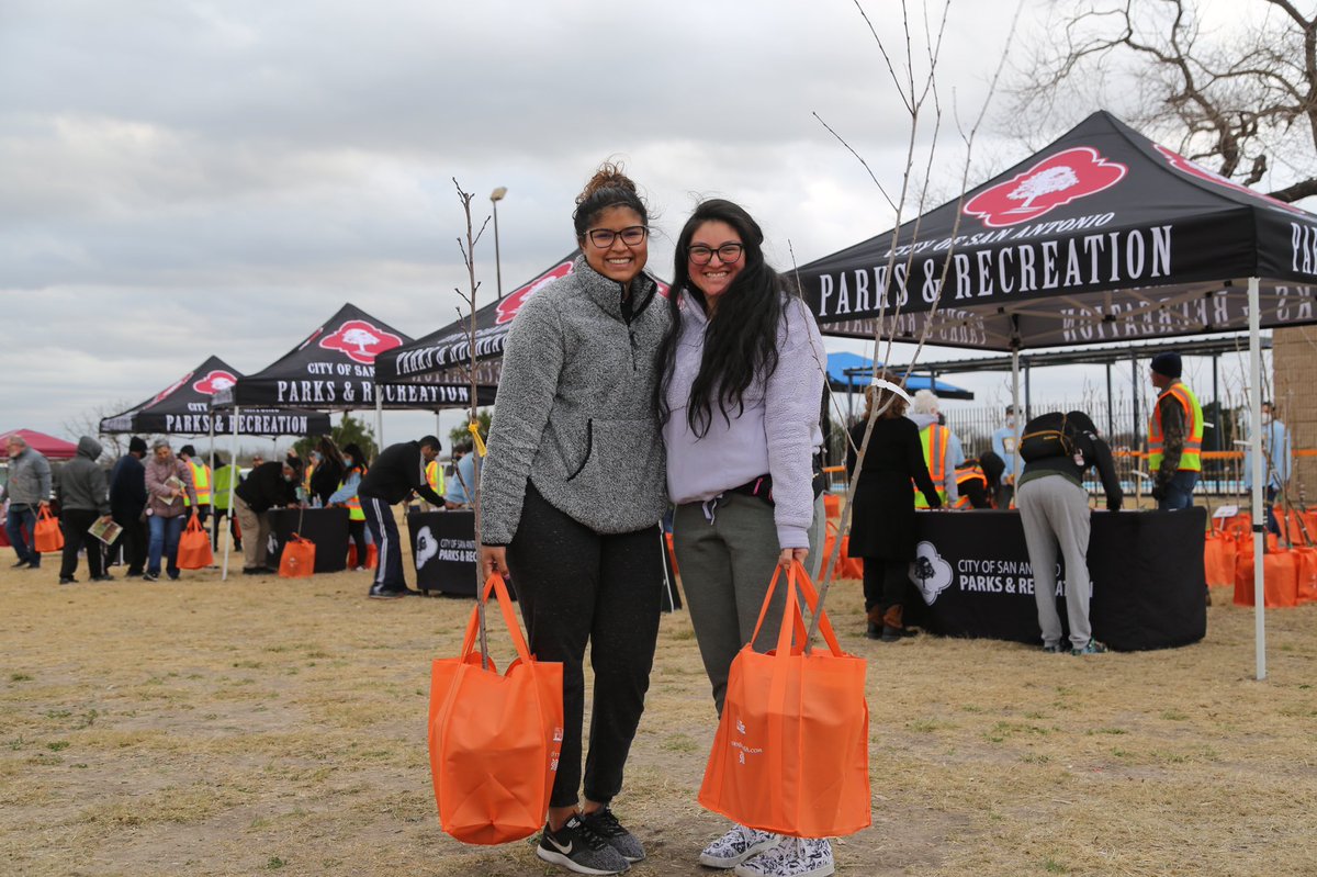 SAParksandRec's tweet photo. San Antonio we have some tree adoption opportunities coming up! 🤗
Mark your calendars! 📆
Most of these giveaways are first come first serve and until supplies last. 🌿 Be sure to get your free shade or ornamental tree! 🙌
https://t.co/v1xYgtmRuG
#TreeAdoption #SAParksAndRec https://t.co/wgix5Ia0Fh