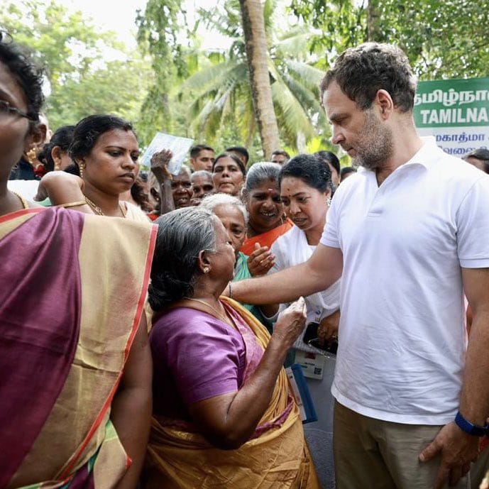 LalithMitila's tweet photo. महिलाएं हमारे समाज और देश के निर्माण में बराबर की हिस्सेदार हैं।

तमिलनाडु की महिला मनरेगा कर्मियों और मछली व्यापार करने वाली महिलाओं से आज राहुल गांधी ने मुलाकात कर उनकी बातें सुनी।

#BharatJodoYatra https://t.co/Q3vTDaU0bs