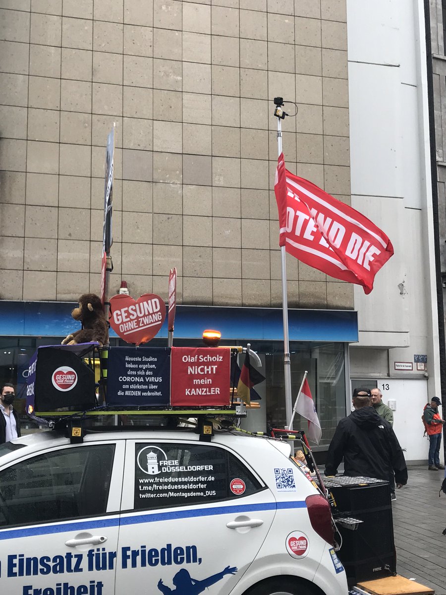 LoveGuerillero's tweet photo. 🖤❤️#dus1009 #Duesseldorf #NoNazisDus #NachenDenRechtenSehen 
,,Freie Düsseldorfer ( ehem. Corona Rebellen) ,,APO” und einige Putinknechte heute am Start https://t.co/IaJfdD52NF