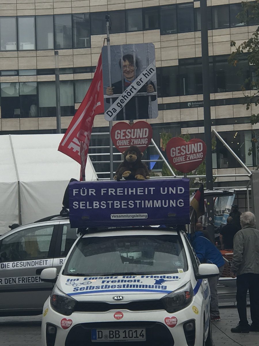 LoveGuerillero's tweet photo. 🖤❤️#dus1009 #Duesseldorf #NoNazisDus #NachenDenRechtenSehen 
,,Freie Düsseldorfer ( ehem. Corona Rebellen) ,,APO” und einige Putinknechte heute am Start  , Kevin , Dosenbier” regt sich gerade auf weil er Kevin ,,Dosenbier” genannt wurde https://t.co/IQ1HBPUuLC