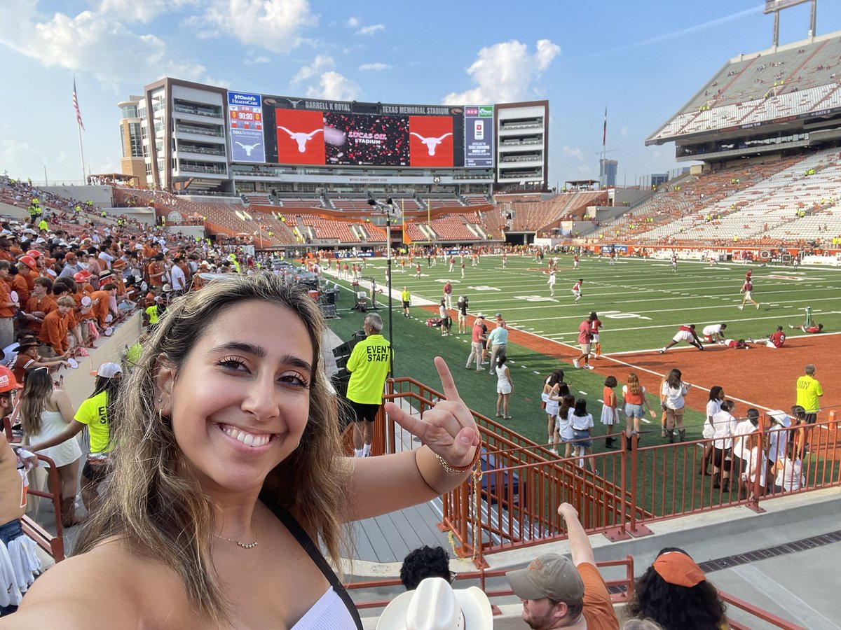 CandiceShohed's tweet photo. #TheThousandTShirtGirl LOVES TEXAS FOOTBALL!!!!😍 #HOOKEM 🤘🏼🤘🏼 #BEATBAMA 🧡🏈 LETS GO LONGHORNS!!! @TexasFootball @TexasLonghorns #Texas #Longhorns #ThisIsTexas https://t.co/gca4WMAcgT