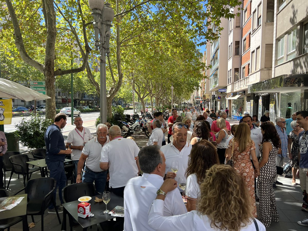 infoVLL's tweet photo. Calentando motores para la nueva cita de @PinguinosVLL Hoy la tradicional reunión de @fiestasVLL ya preparando la cita de 2023 #pinguinos2023 con la visita de @oscar_puente_ @manuel_saravia @mariatuitea @jchernandez91 @velezpsoe Ana Redondo y Carmen Jiménez https://t.co/8jIGlGSqKp