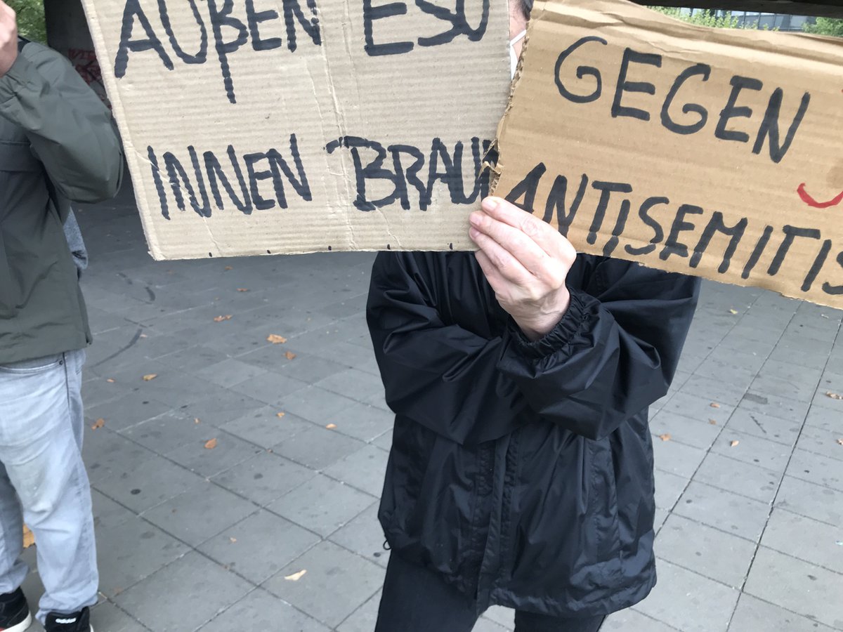 LoveGuerillero's tweet photo. 🖤❤️#dus1009 #Duesseldorf #NoNazisDus #NachenDenRechtenSehen 
,,Freie Düsseldorfer ( ehem. Corona Rebellen) ,,APO” und einige Putinknechte heute am Start https://t.co/YbV1pYubjS