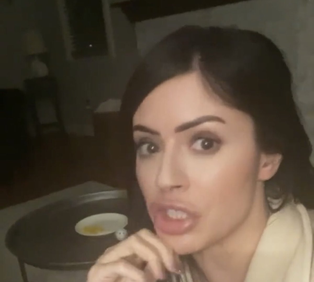 awakenotwoke171's tweet image. Lisa tried to hide her #gaptooth by holding the phone at an upward angle (a tactic used often by Miss Chonk to convince her followers she’s not as chubby as she truly is) 🤡 #Highlights #LisaGNeedsAHug #MAGAMoron