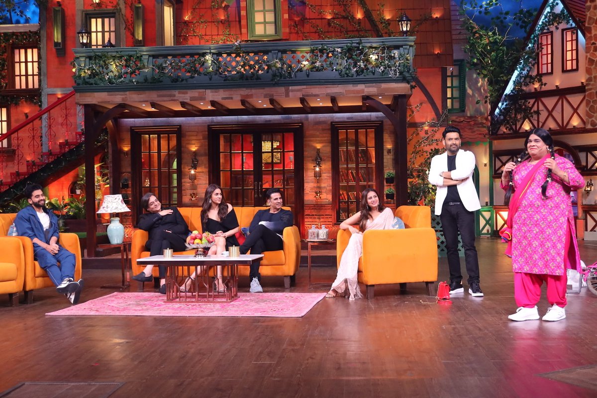 SonyTV's tweet photo. #WatchNow Kapdon ke saath laundry wali Gudiya khol rahi hai hasi ki potli! Dekhiye #TheKapilSharmaShow sirf Sony par. https://t.co/6NiKXotH7C