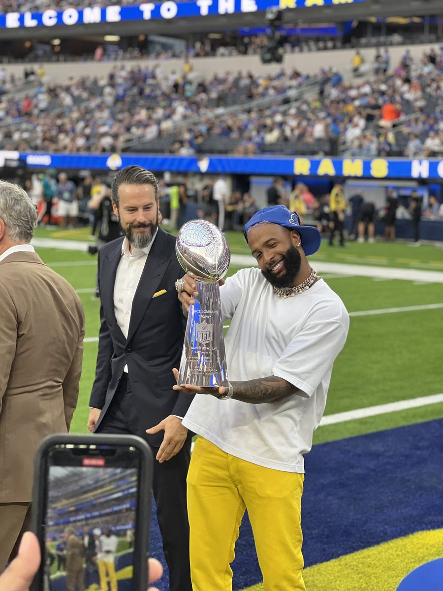 A Great way to start the @RamsNFL Season! Thank You @CalMolls 💙💛The @WattsRams had a BLAST on the field during the unveiling of the 2021 Championship Banner!