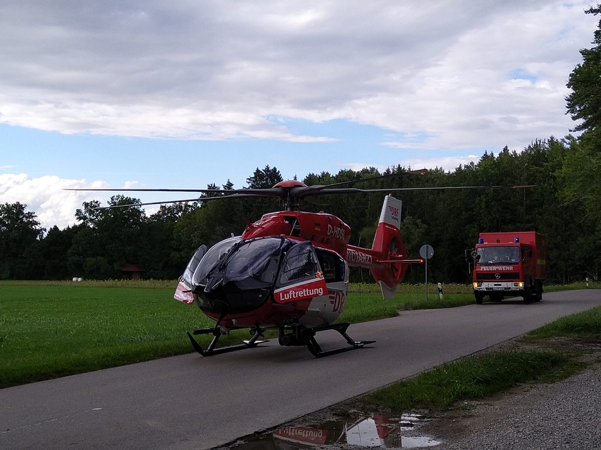 Am 09.09.2022 wurde die Feuerwehr Finning um 16:02 Uhr zu einem Verkehrsunfall auf die Verbindungsstraße zwischen Obermühlhausen und Finning alarmiert. Zwei PKWs waren dort frontal zusammengestoßen. Wir wünschen den beiden Patienten eine schnelle Genesung.