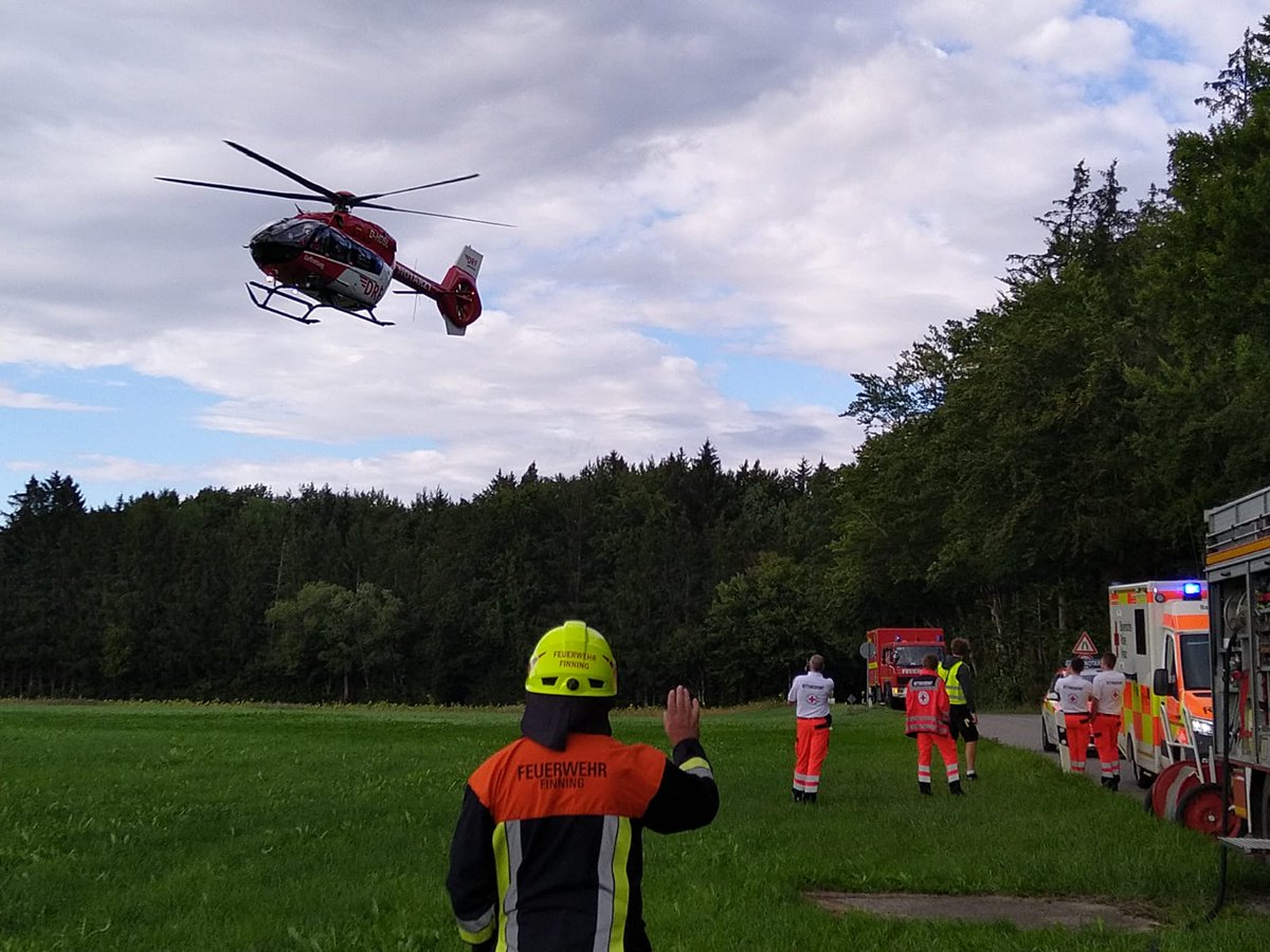 FFFinning's tweet photo. Am 09.09.2022 wurde die Feuerwehr Finning um 16:02 Uhr zu einem Verkehrsunfall auf die Verbindungsstraße zwischen Obermühlhausen und Finning alarmiert. Zwei PKWs waren dort frontal zusammengestoßen. Wir wünschen den beiden Patienten eine schnelle Genesung. https://t.co/Tsm1FNSuls