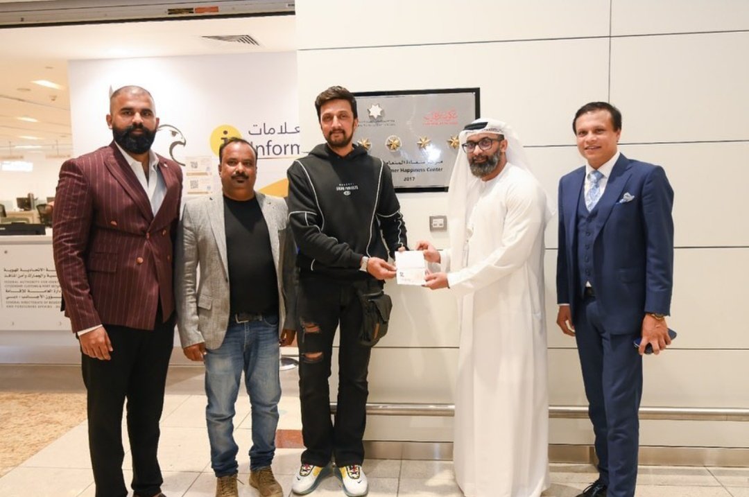BosTeam_Gokak's tweet photo. EXCLUSIVE PICS ❤😍😍
Boss Gets GOLDEN Visa Frm #UAE #emiratesfirst
👑 @KicchaSudeep @iampriya06
#VikrantRоna #KicchaSudeep #KicchaSudeep #KingKiccha
Follow ▶ @BosTeam_Gokak https://t.co/w3Z71U5uQ6