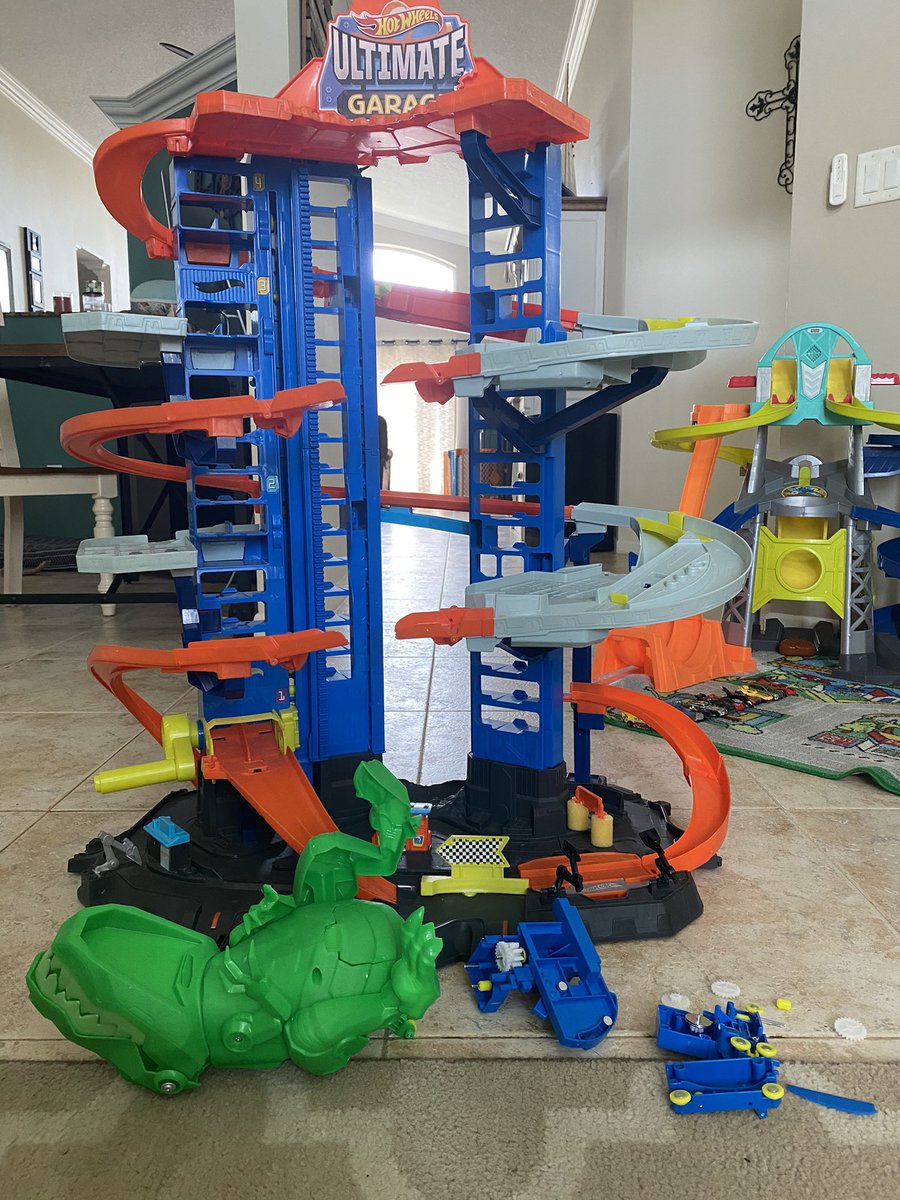 Snake_uG's tweet photo. @Hot_Wheels bought the Ultimate Garage with the green t-rex mechanics jammed, plastic pieces and hear wheels popped and is now broken! This is not the first time this has happened! Do you have a solution? https://t.co/PtlWVOx3Gi