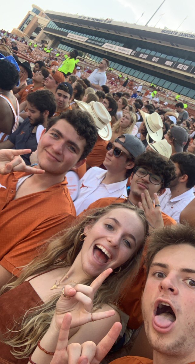 L_bearrr's tweet photo. game day baby!!! #hookem https://t.co/3Alxh6LZIM