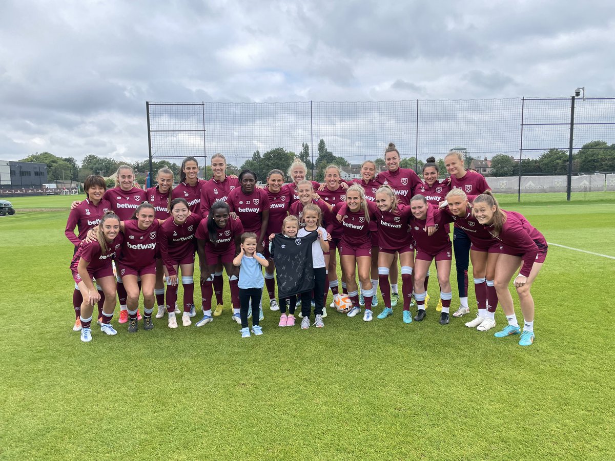alexrbarber_'s tweet photo. Huge thank you to @katelonghurst20 and @westhamwomen for inviting Ella and her sisters down today. They had a fantastic time. #hergametoo #westham #trainingsessions #womensupportwomen #confidencebuild #supportive https://t.co/SuEsLfKJix