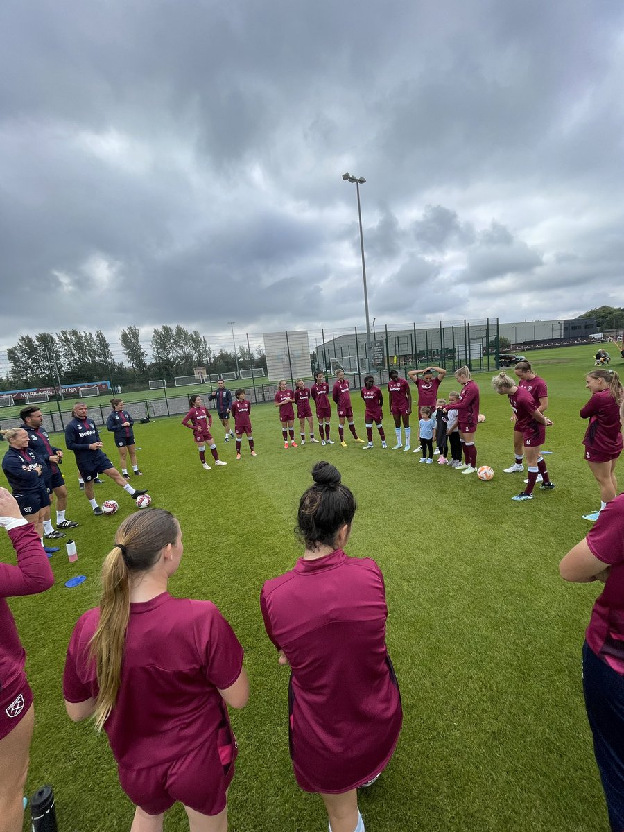 alexrbarber_'s tweet photo. Huge thank you to @katelonghurst20 and @westhamwomen for inviting Ella and her sisters down today. They had a fantastic time. #hergametoo #westham #trainingsessions #womensupportwomen #confidencebuild #supportive https://t.co/SuEsLfKJix