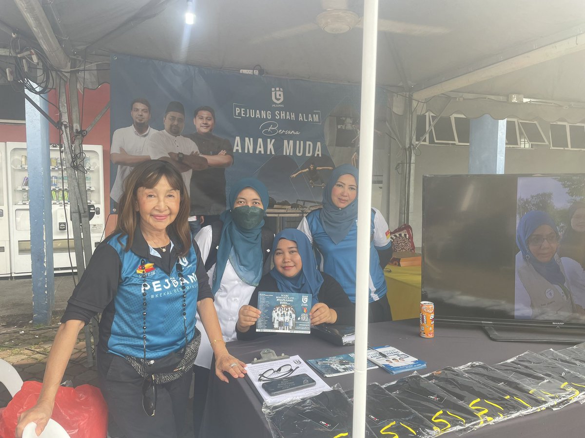 pejuanitamuda's tweet photo. Setiausaha Pejuanita Muda Malaysia, Puan Amalina Tajudin dan Ketua Pejuanita Muda Selangor, Cik Miza Murad turut bersama memeriahkan ’booth’ Pejuang Shah Alam di Festival Sukan Skateboarding GrindBaru 8 di Extreme Park Shah Alam.

#PejuanitaMuda
#KekalBerprinsip
#AnakMuda https://t.co/jykuVXIGsg