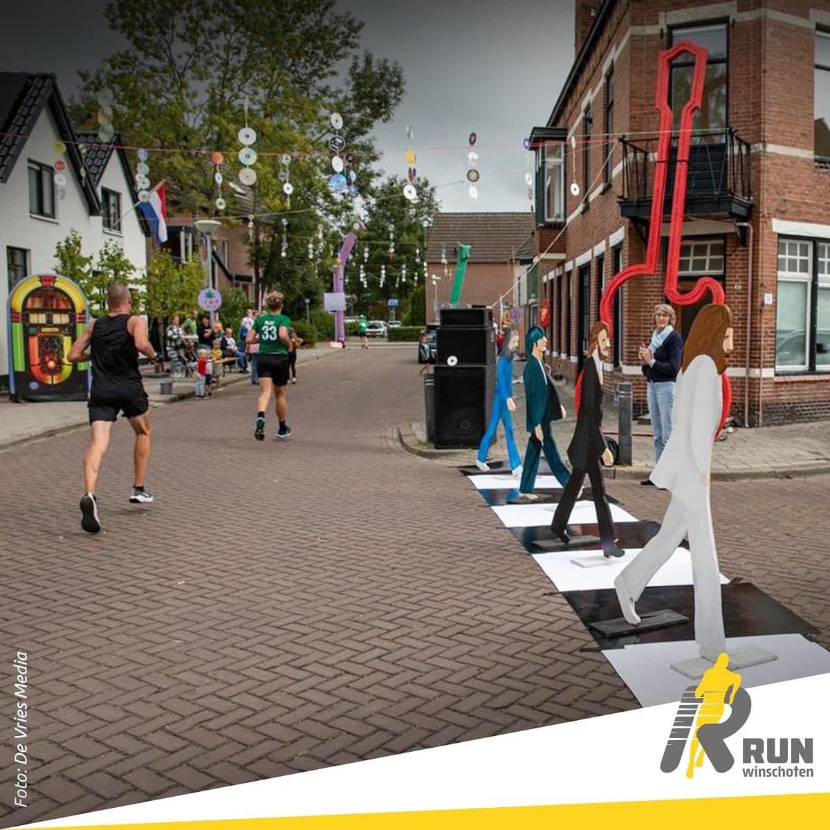 We hebben vanochtend meerdere leuke straten gezien! De keuze was dan ook lastig voor de jury. Ook muziek hoort natuurlijk bij de RUN. Dat is dan ook het thema van de mooist versierde straat van dit jaar, de Noorderstraat.