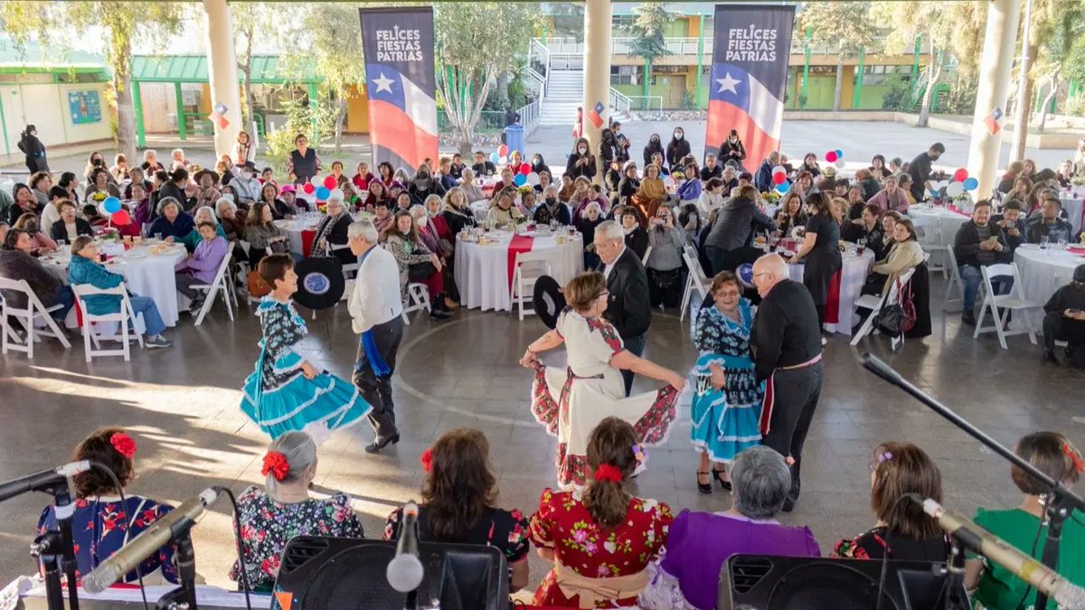 facuse_lorena's tweet photo. La tarde de ayer desarrollamos la tradicional “Fonda de Personas Mayores”, en el marco de las Fiestas Patrias 🇨🇱. Una iniciativa que convocó a cientos de personas mayores, pertenecientes a clubes de adulto mayor de la comuna ❤️

#Fonda #CerrillosParaTodasyTodos  #Septiembre2022 https://t.co/5Y9htzCfzt