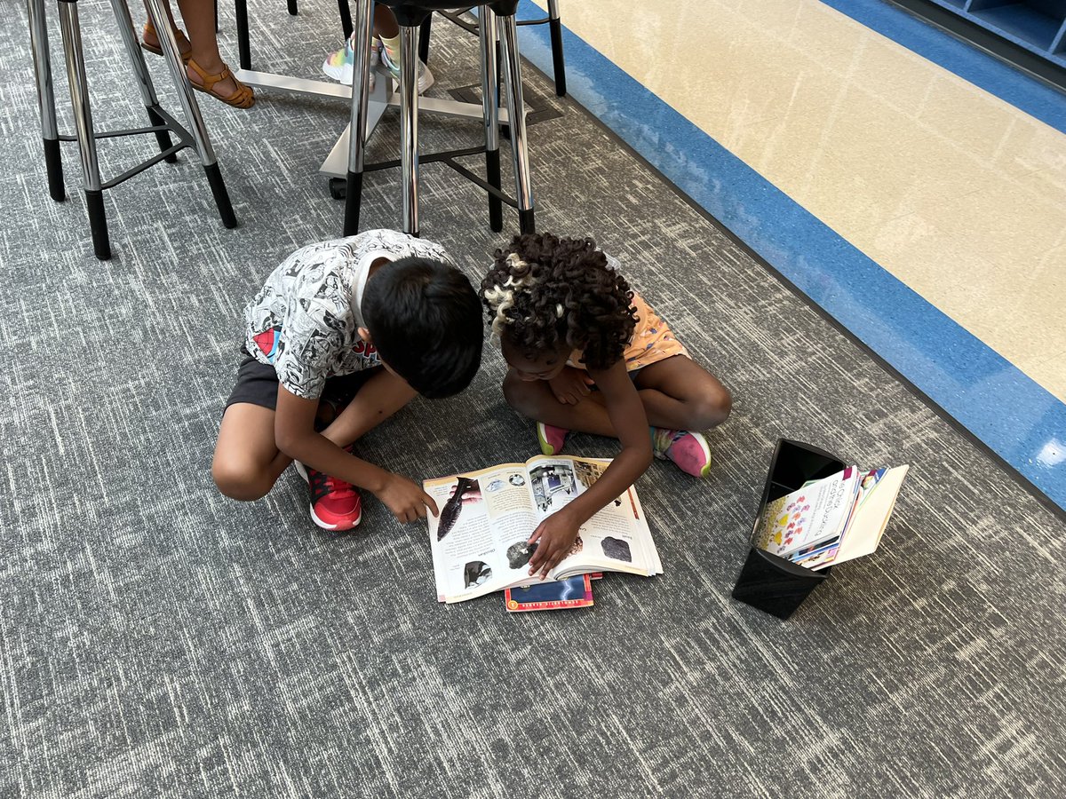 HowardsPreK's tweet photo. We had so much fun buddy reading with our 1st grade neighbors in yellow house! Thanks for the idea Miss Fred! @MEGANFREDRICKS7 #RESUbuntu https://t.co/fxyFzXY9Rc